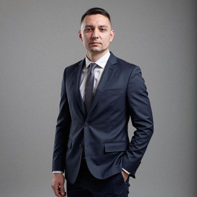 Нейрофото — деловой портрет мужчины в синем костюме